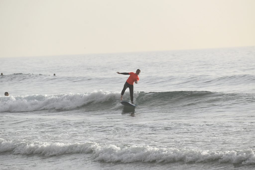 Surf camp Maroko - Imsouane - surf spot Cathedrale - slečna na hard-boardu - Allboardcamps.eu